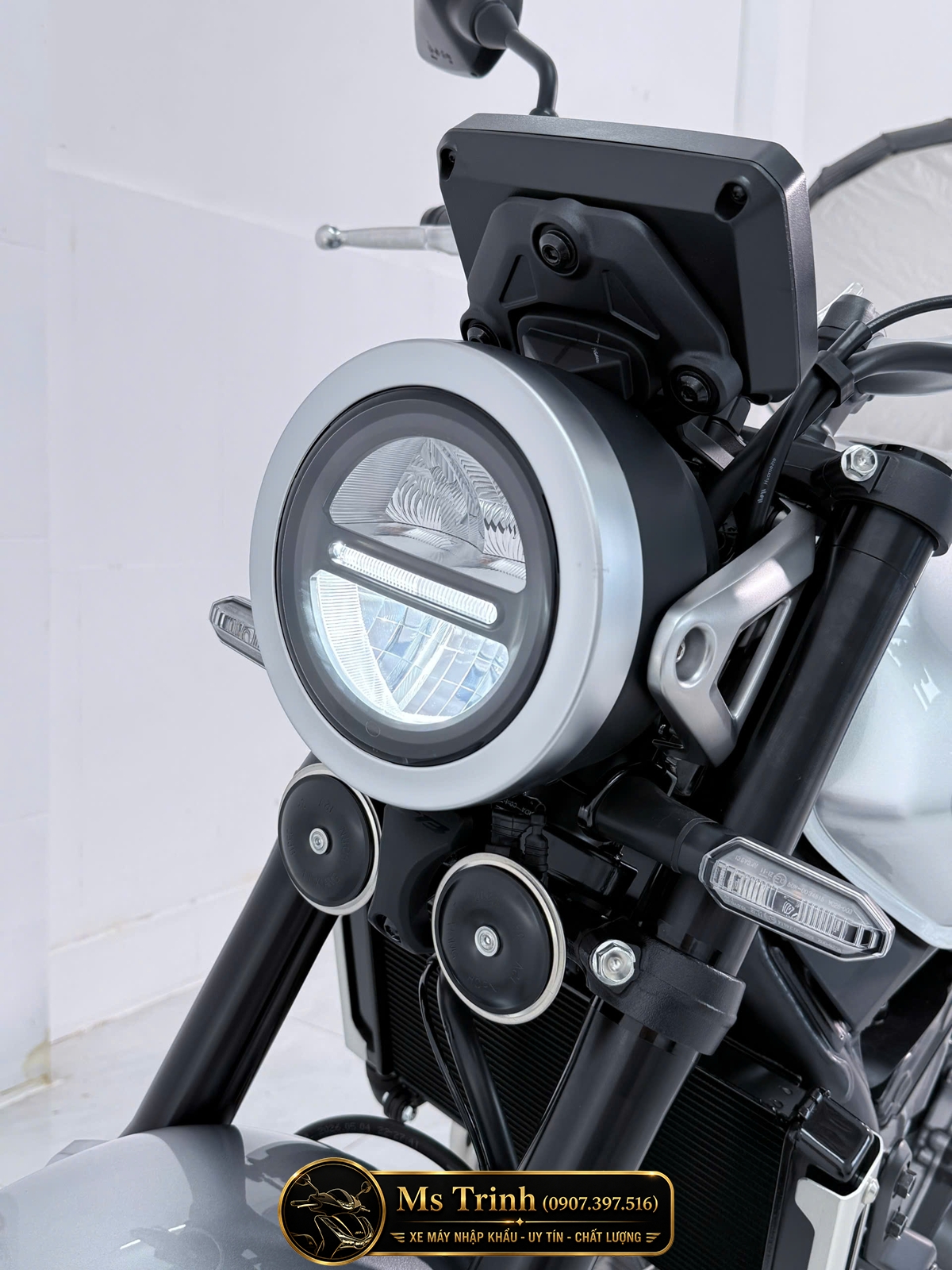 Đèn pha LED tròn Honda CB500SF Super Four 2026 mang phong cách cổ điển kết hợp hiện đại